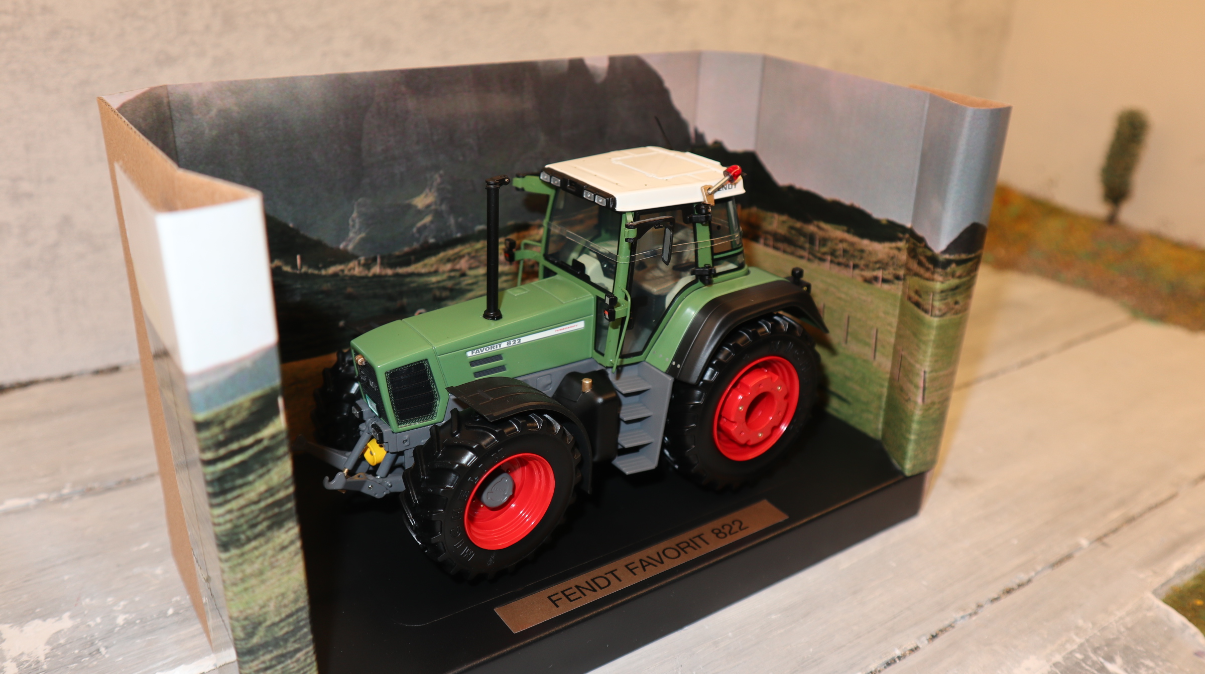 Weise Toys 2075 in 1:32, Fendt Favorit 822, Sondermodell 1000 Stück  NEU in OVP