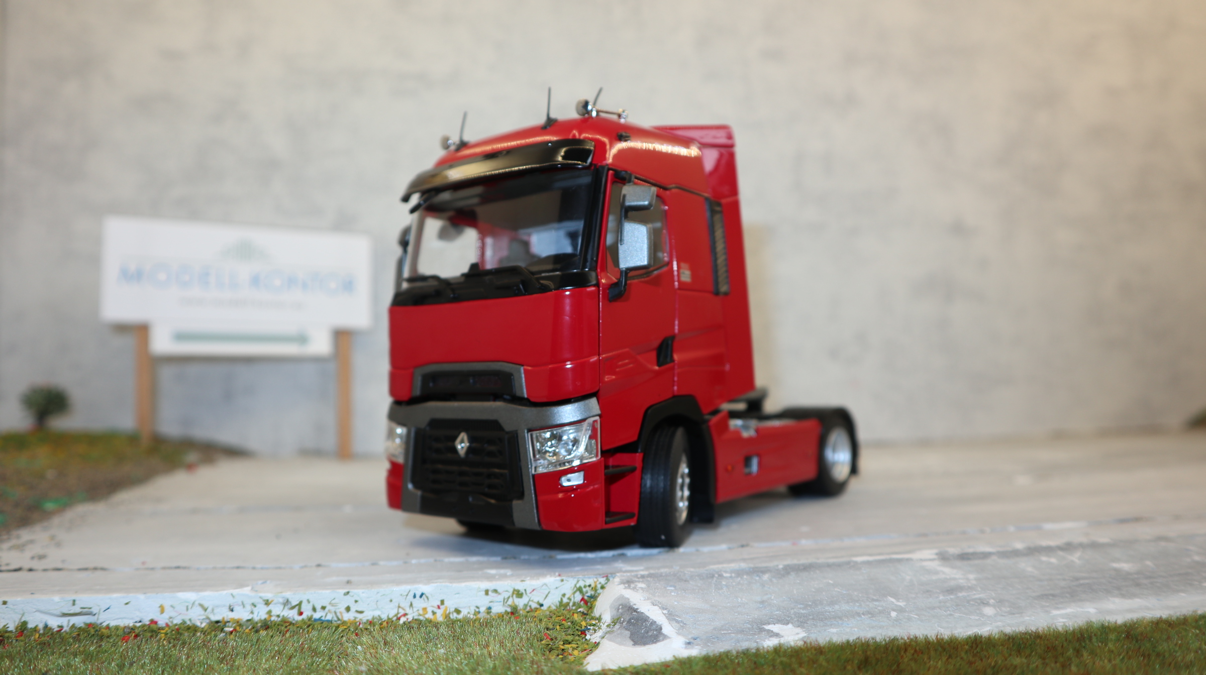 MarGe 2205-03 in 1:32,  RENAULT T 4x2 in rot als SZM. NEU in OVP
