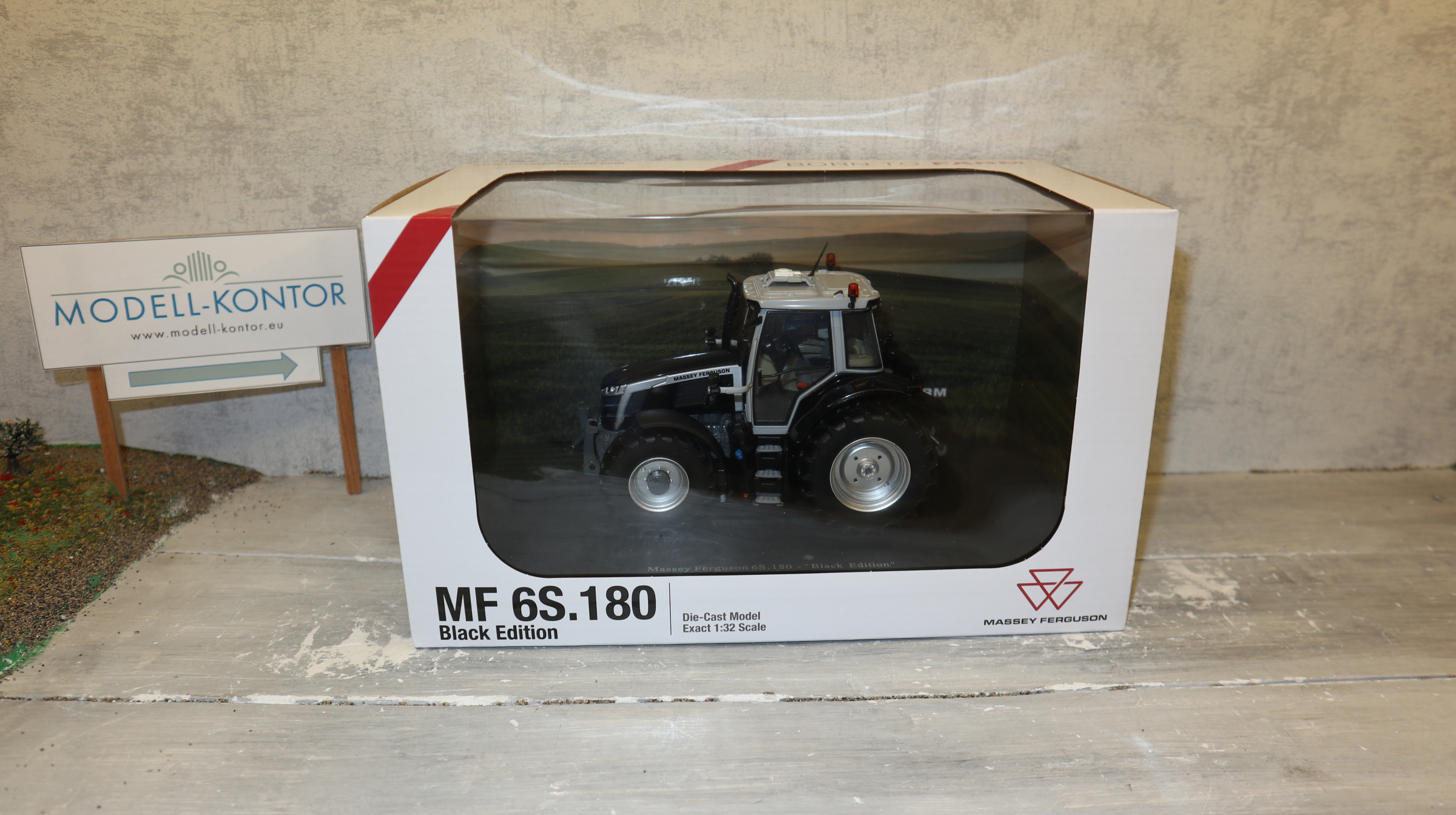 Universal Hobbies UH 6611 in 1:32,  Massey Ferguson 6S.180 Black Edition,  NEU in OVP