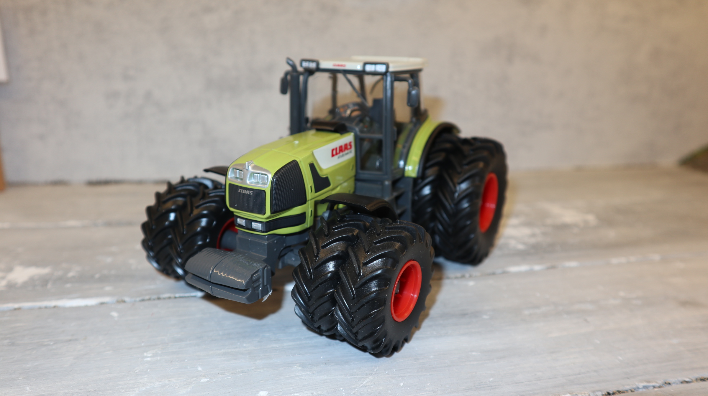 Universal Hobbies UH 2757 in 1:32, CLAAS Atles 946 RZ Zwillingsreifen,  NEU in OVP