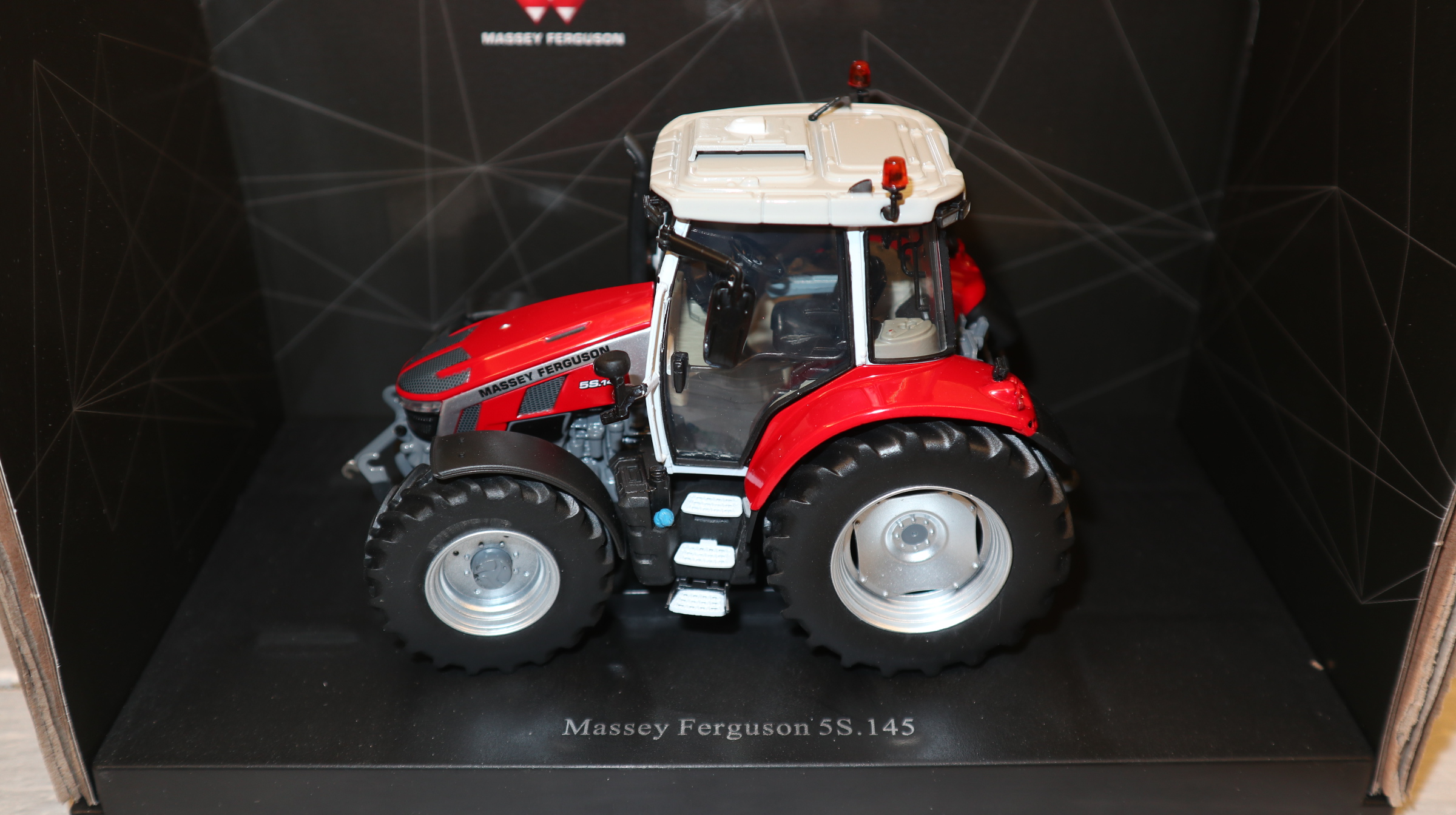 Universal Hobbies UH 6304 in 1:32,  Massey Ferguson 5S.145,  NEU in OVP