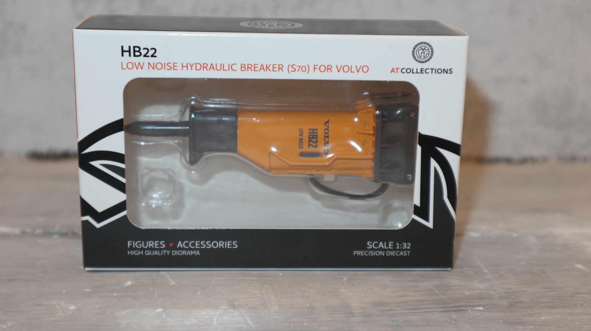 AT Collections 3200126 in 1:32,   Hydraulik-Brecher HB 22 als Anbaugerät  für VOLVO Kettenbagger,   NEU in OVP