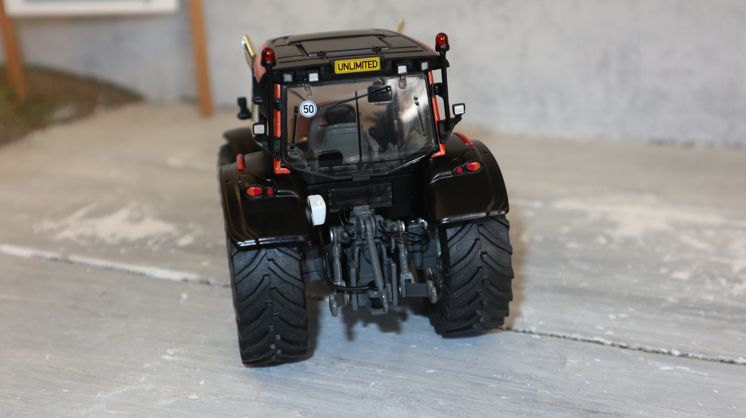 WIKING 077326 in 1:32, Valtra N143 HT3 Braun-Metallic Sondermodell, NEU in OVP