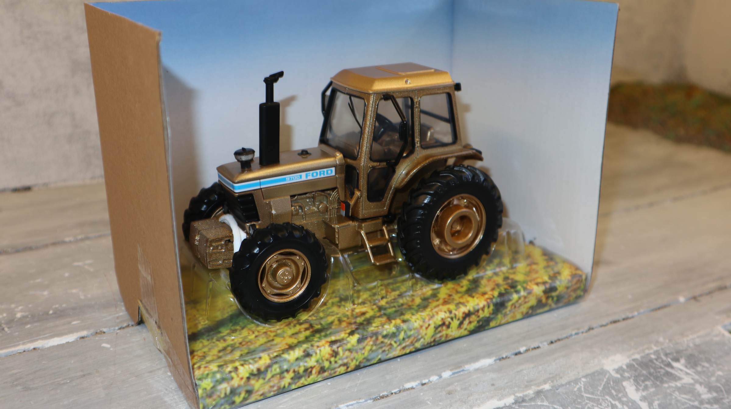 Britains 43410 in 1:32,  Ford 9700 4WD GOLD, nur 500 Modelle, NEU in OVP