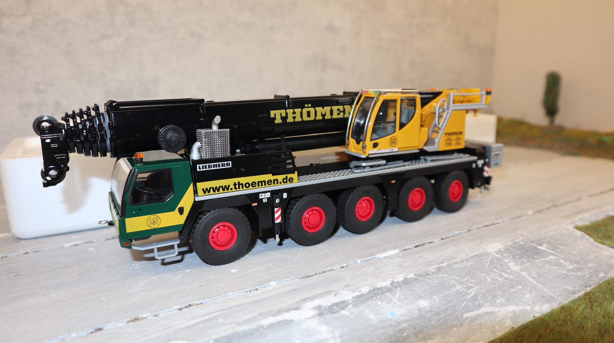 Conrad 2120/04 in 1:50 , Liebherr LTM 1110-5.1 Mobilkran, Ausführung Thömen Hamburg, NEU in OVP