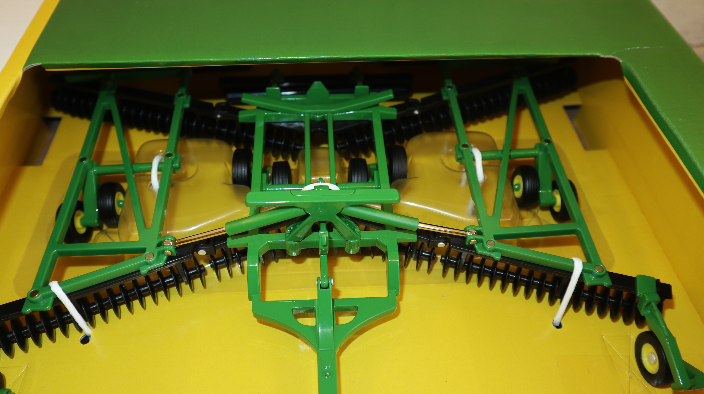 Ertl 85056 in 1:32,  John Deere 2633 VT Scheibenegge, US-Modell, NEU in OVP