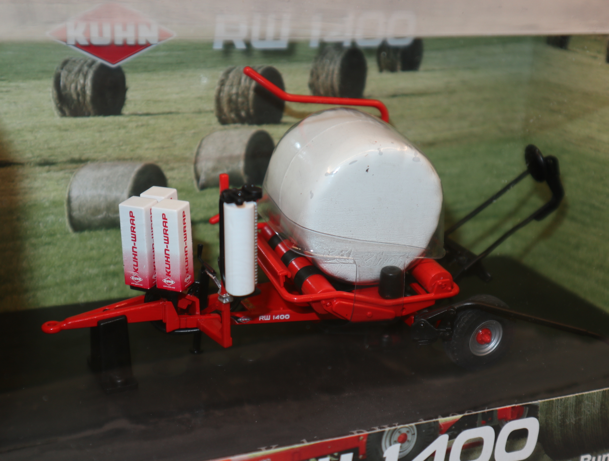 UH 4042 in 1:32  Kuhn RW 1400 Rundballenwickler, NEU in OVP