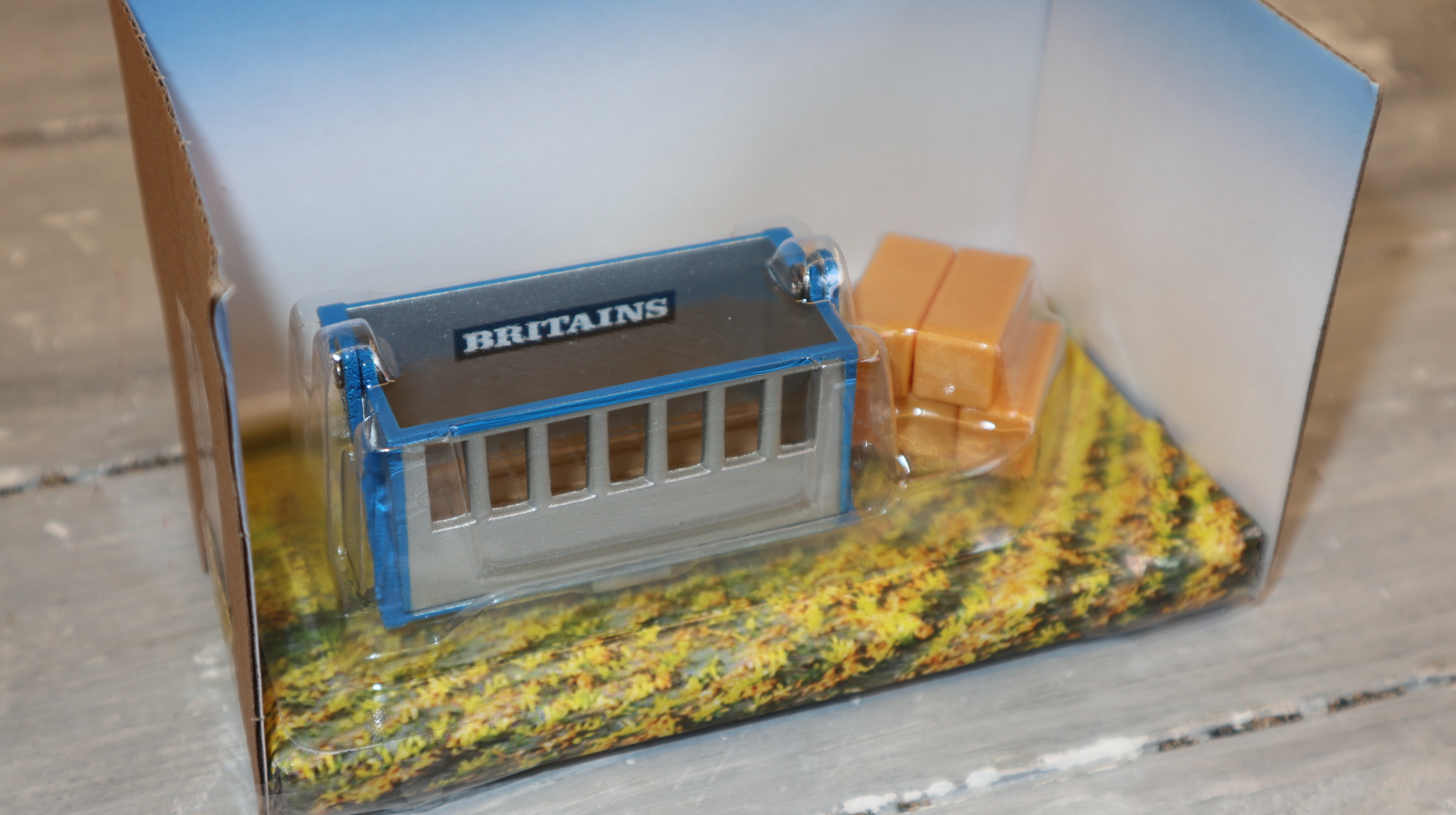 Britains 43396 in 1:32,  Transportbox mit 5 Heuballen ,  NEU in OVP