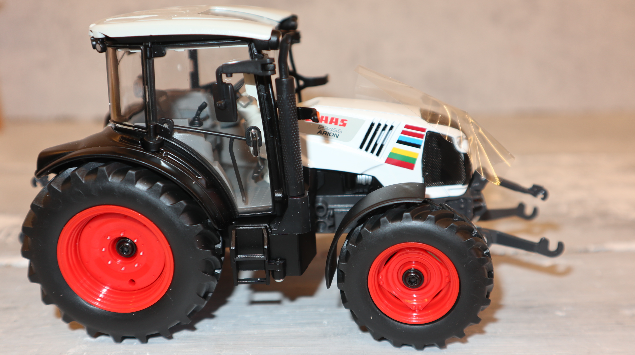 WIKING 01706770 in 1:32, Claas Arion 123456 weiß Ländertour, NEU in OVP