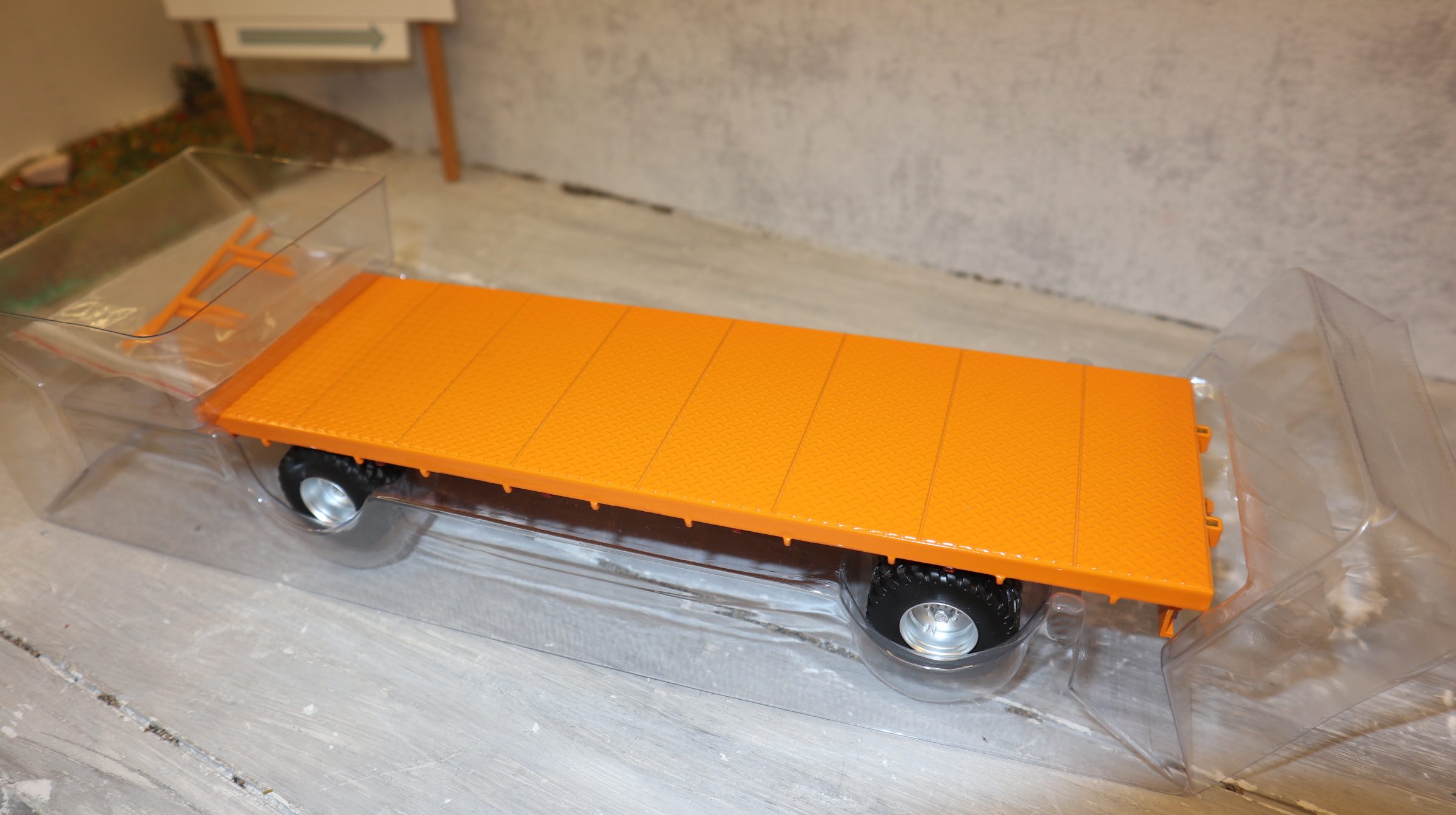 MarGe LEG 007 in 1:32, Agriculural Trailer in gelb, NEU in OVP