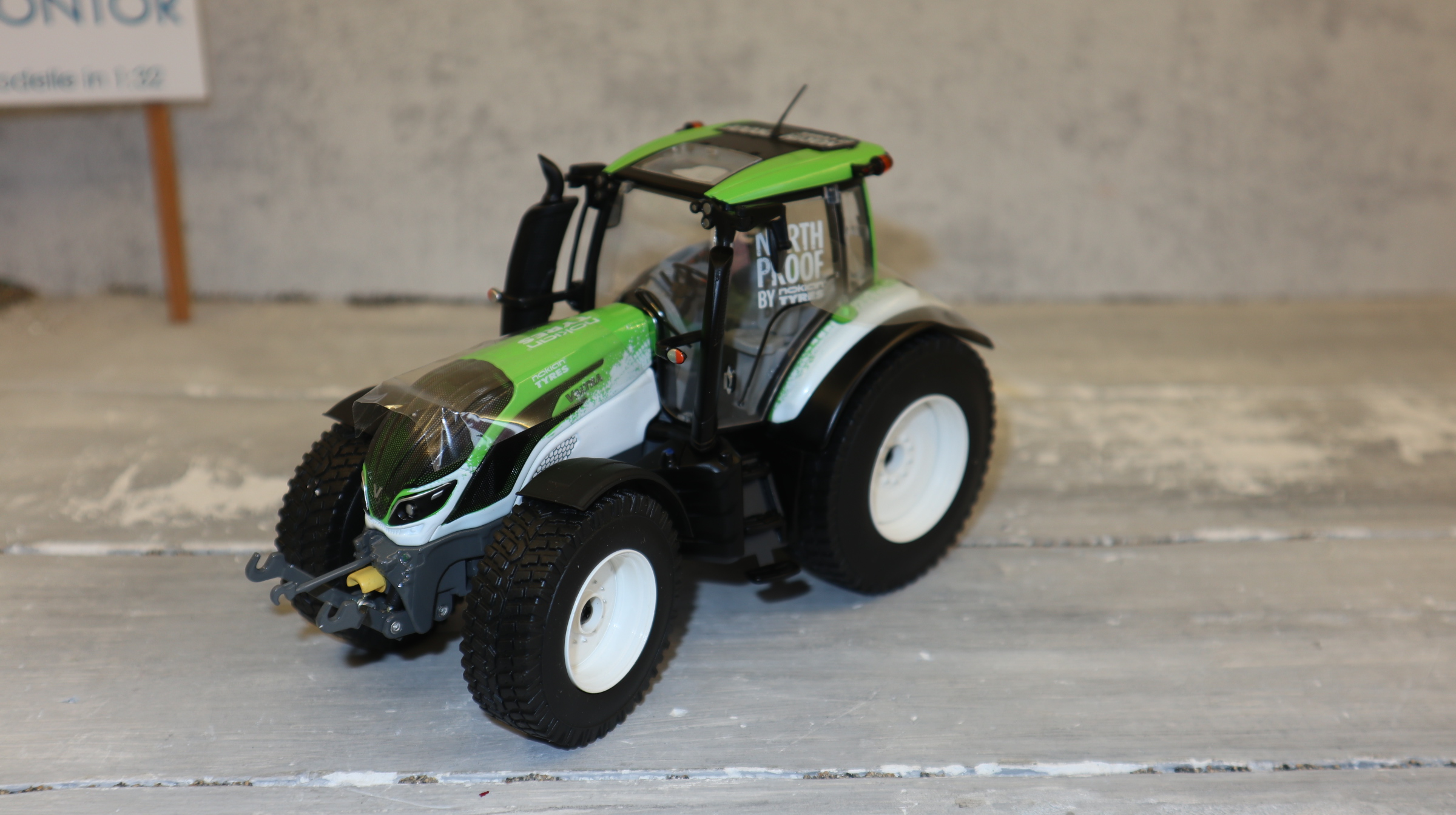 Wiking 077814 in 1:32, VALTRA T234 weiß-grün Weltrekord, NEU in OVP