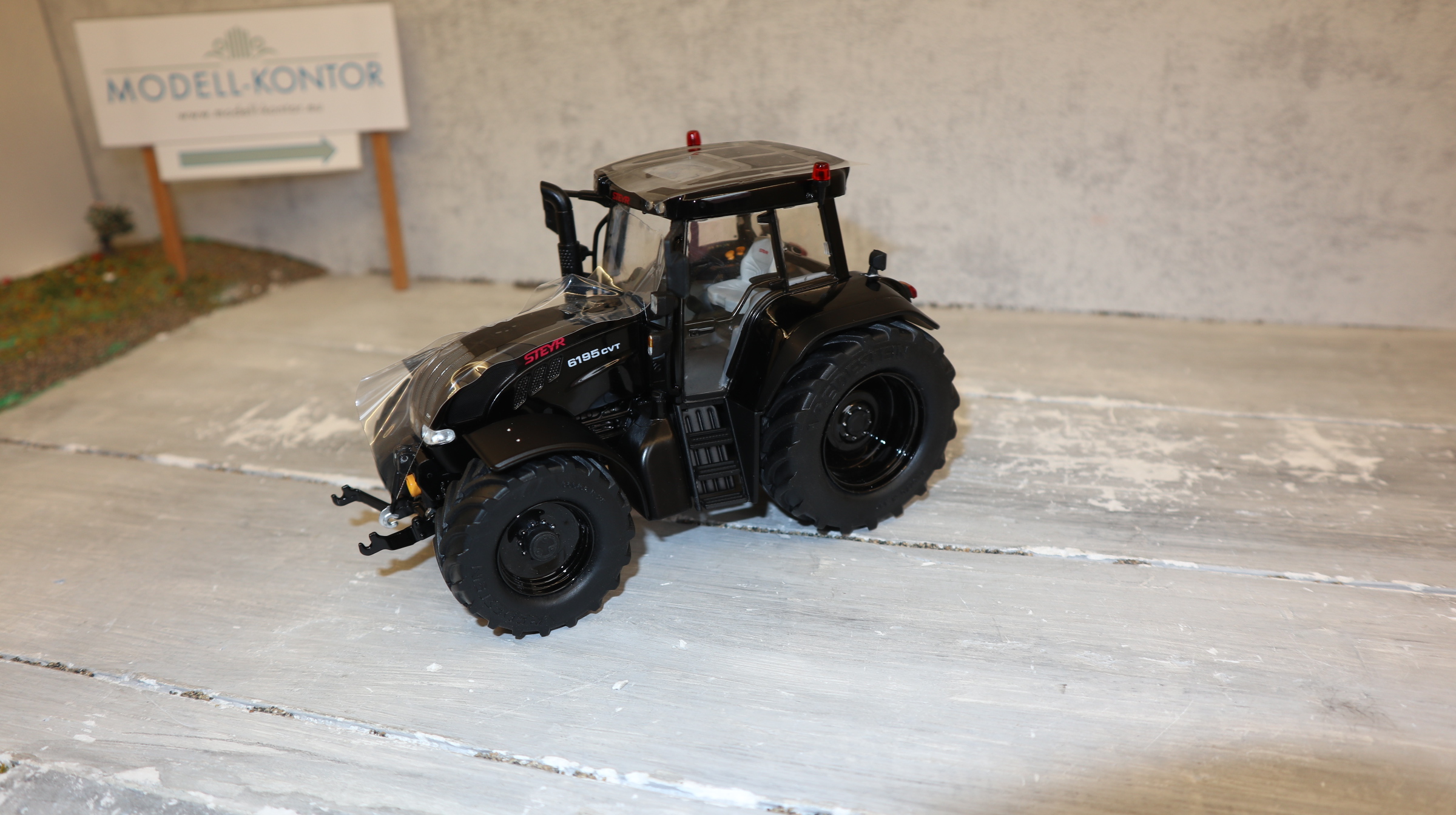 MarGe 2222 in 1:32, STEYR CVT 6195 Black Edition, NEU in OVP
