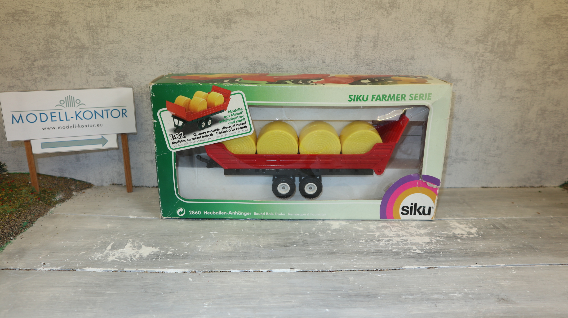 Siku 2860 in 1:32, Heuballen-Anhänger schwarz-rot, NEU in OVP