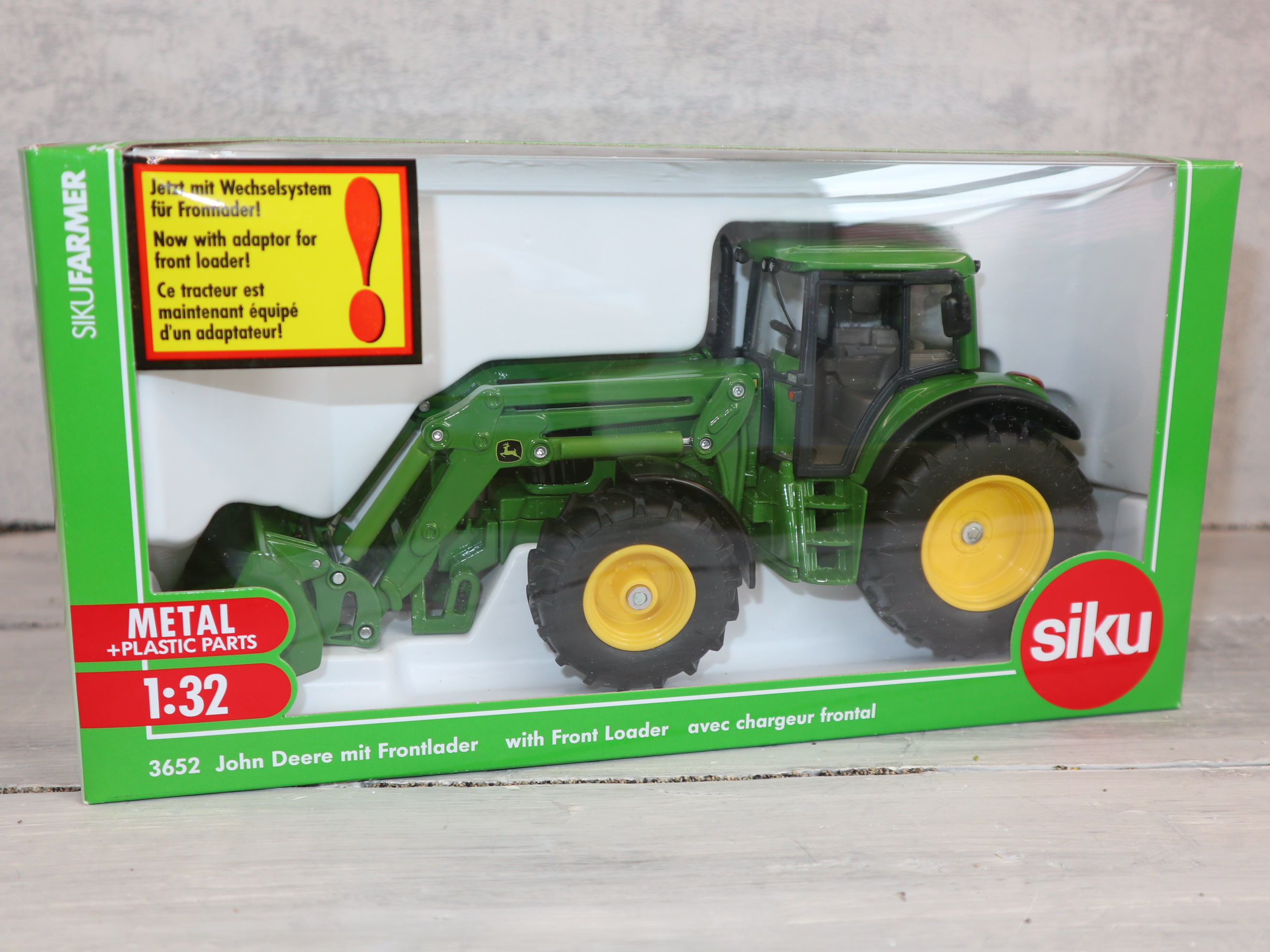 Siku 3652 in 1:32 John Deere mit Frontlader und Wechselsystem, NEU in OVP