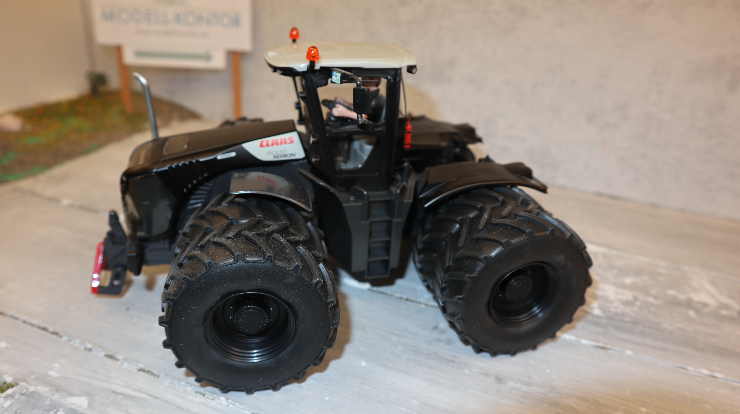 Siku 8517 in 1:32, Claas Xerion 5000 BLACKLINE Doppelbereift,  NEU ohne OVP