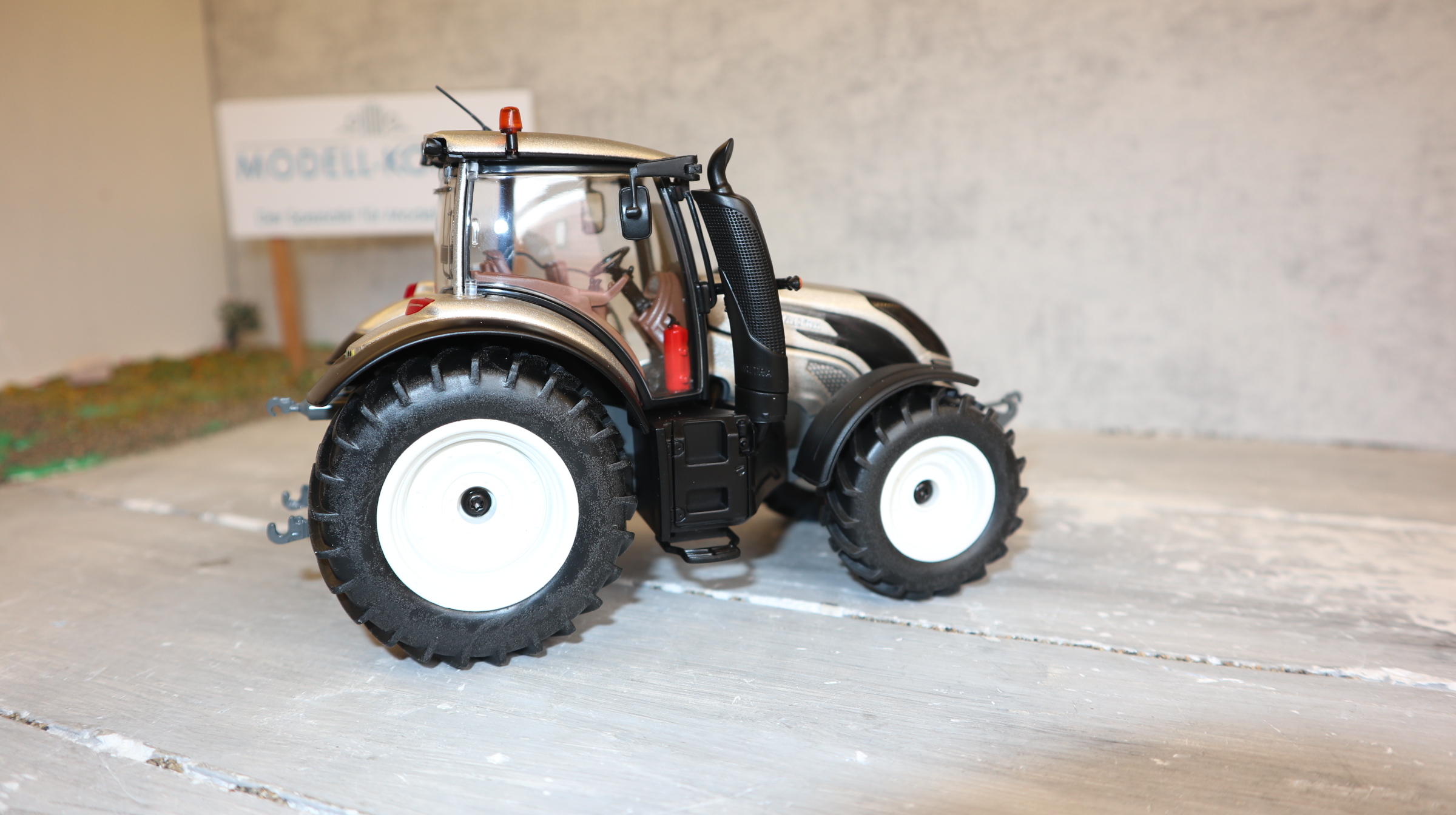 Wiking 077814  in 1:32, VALTRA T234 champagner, V42701994 NEU in OVP