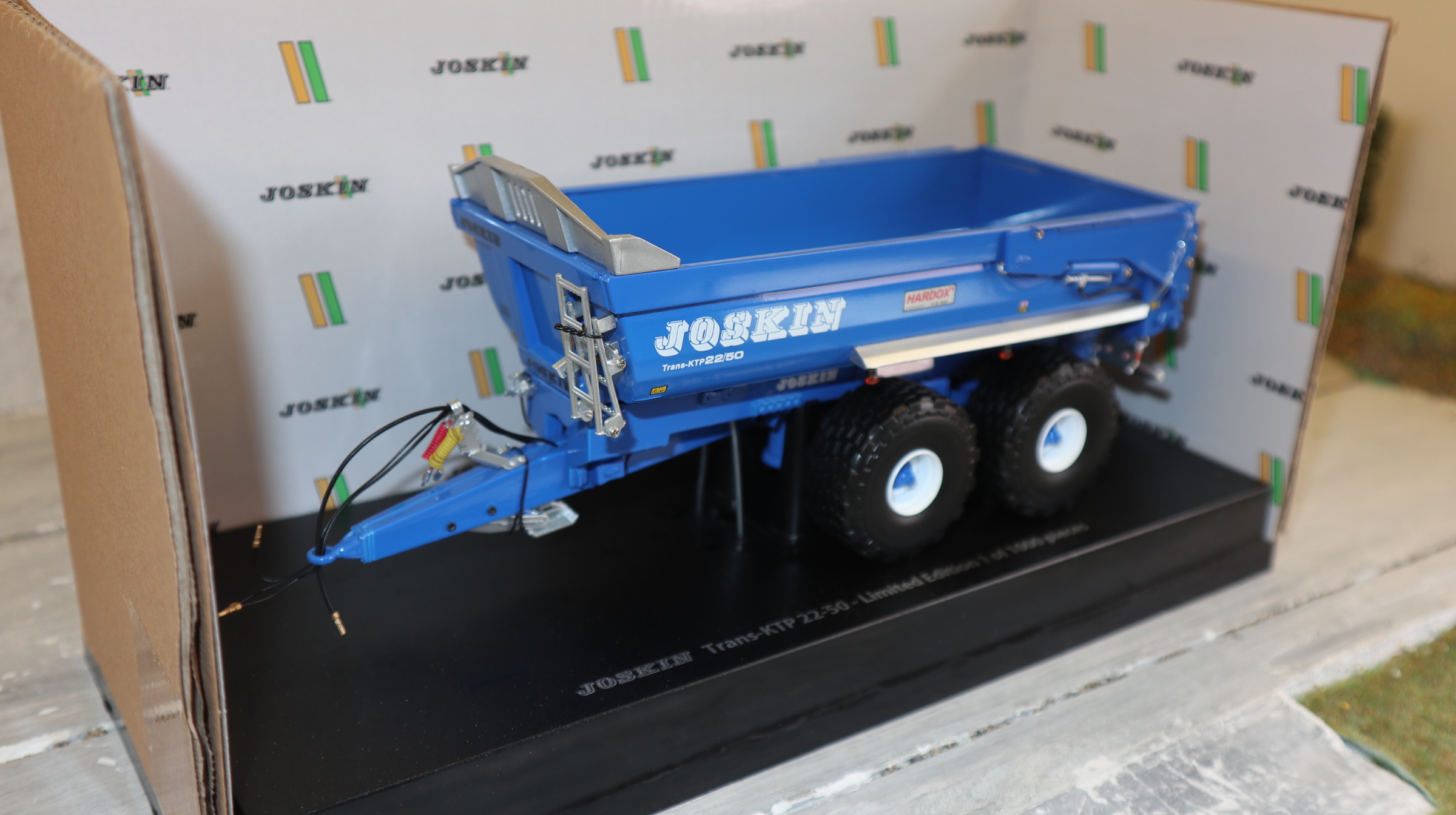 Universal Hobbies UH 6818 in 1:32,  JOSKIN KTP 22/50 BLAU Sonderedition,  NEU in OVP