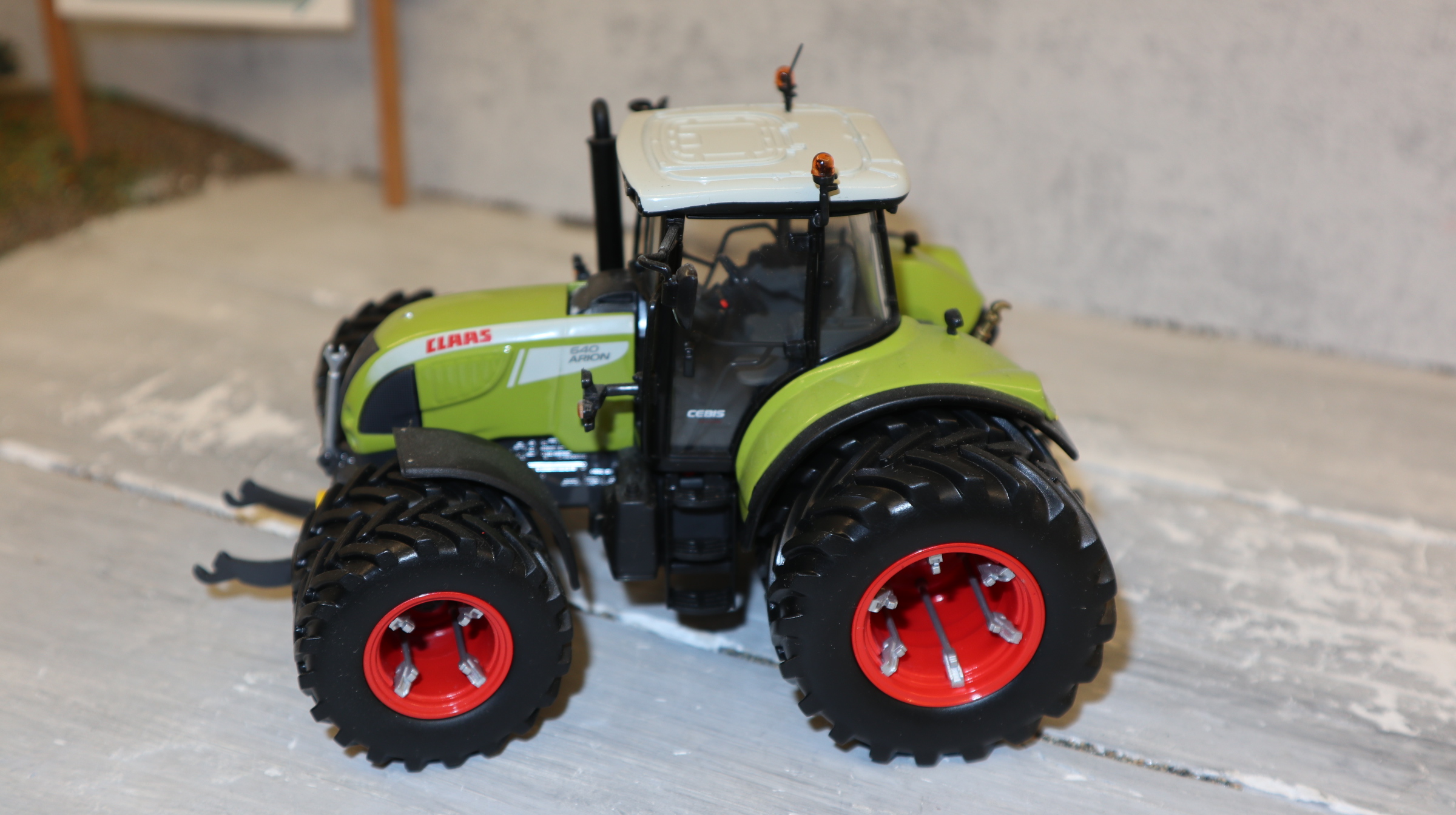 Universal Hobbies UH 2961 in 1:32, Claas Arion 640 SIMA 2011, NEU in OVP