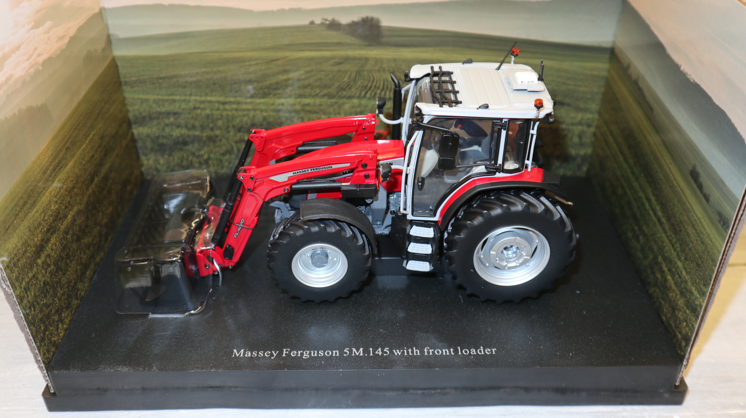 Universal Hobbies UH 6784 in 1:32,  Massey Ferguson 5M.145 mit Frontlader,  NEU in OVP