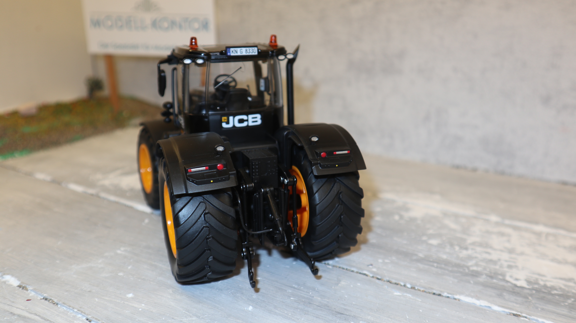 Wiking 877430 in 1:32, JCB 8330 in schwarz mit gelben Felgen, NEU in OVP