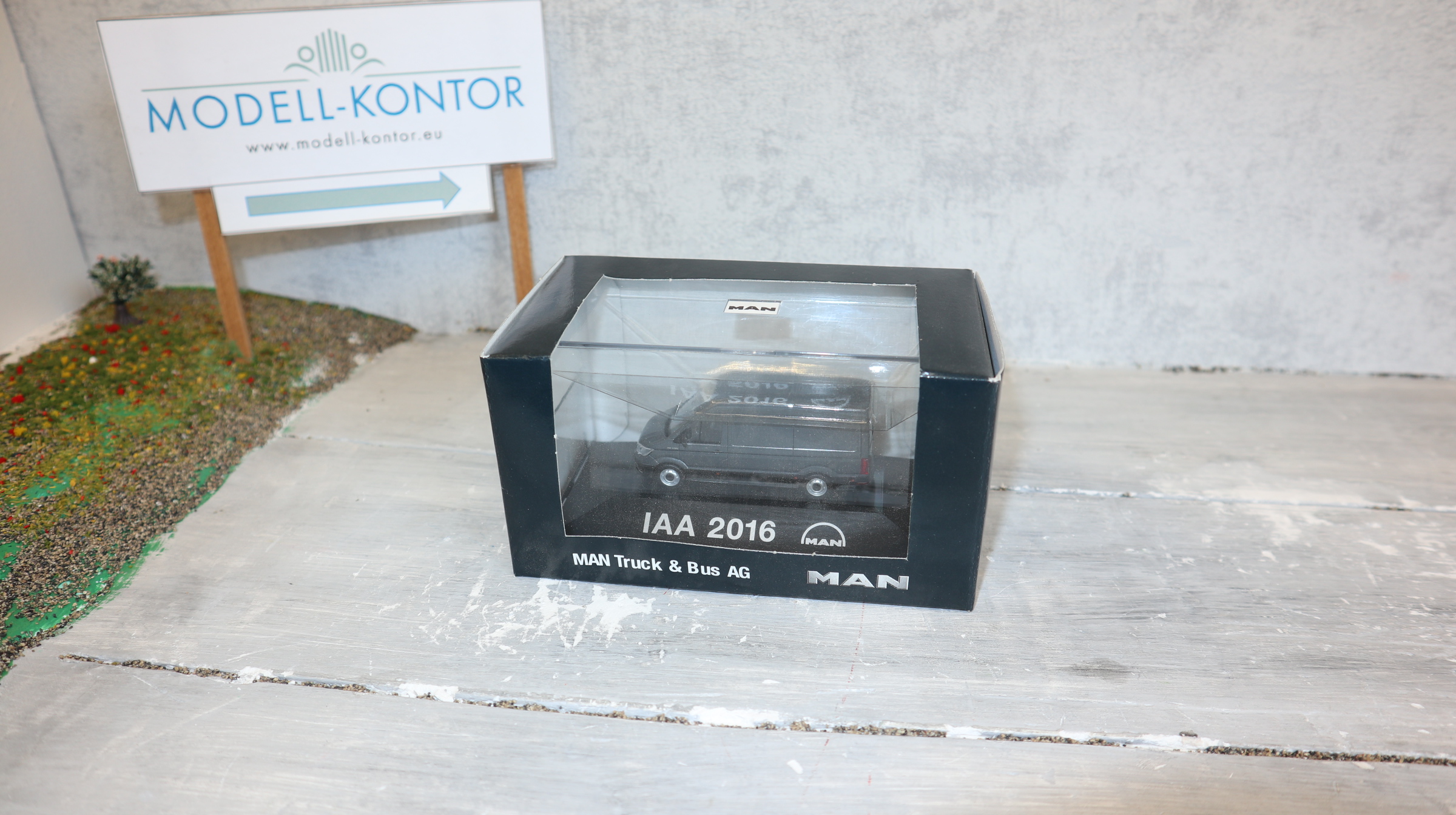 HERPA  in 1:87 , Sondermodell TGE 3.180  Kastenwagen zur IAA 2016, NEU in OVP
