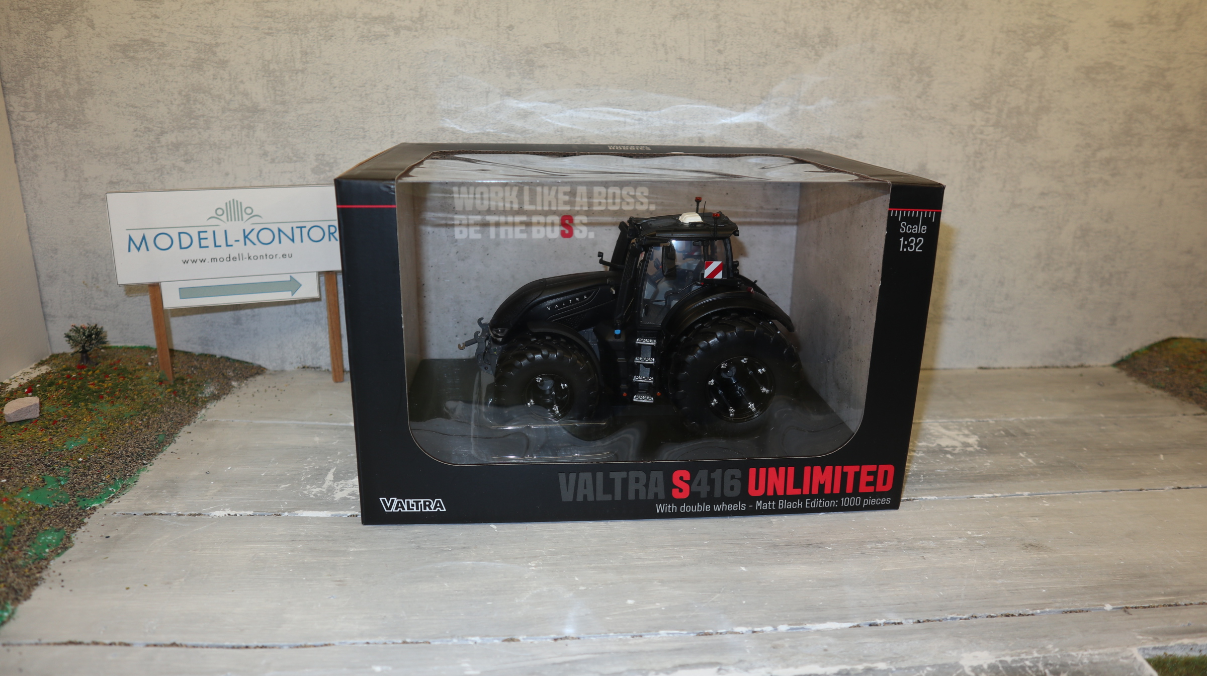 Universal Hobbies UH 6819 in 1:32,  VALTRA S416 schwarz matt, Zwilingsreifen,  NEU in OVP