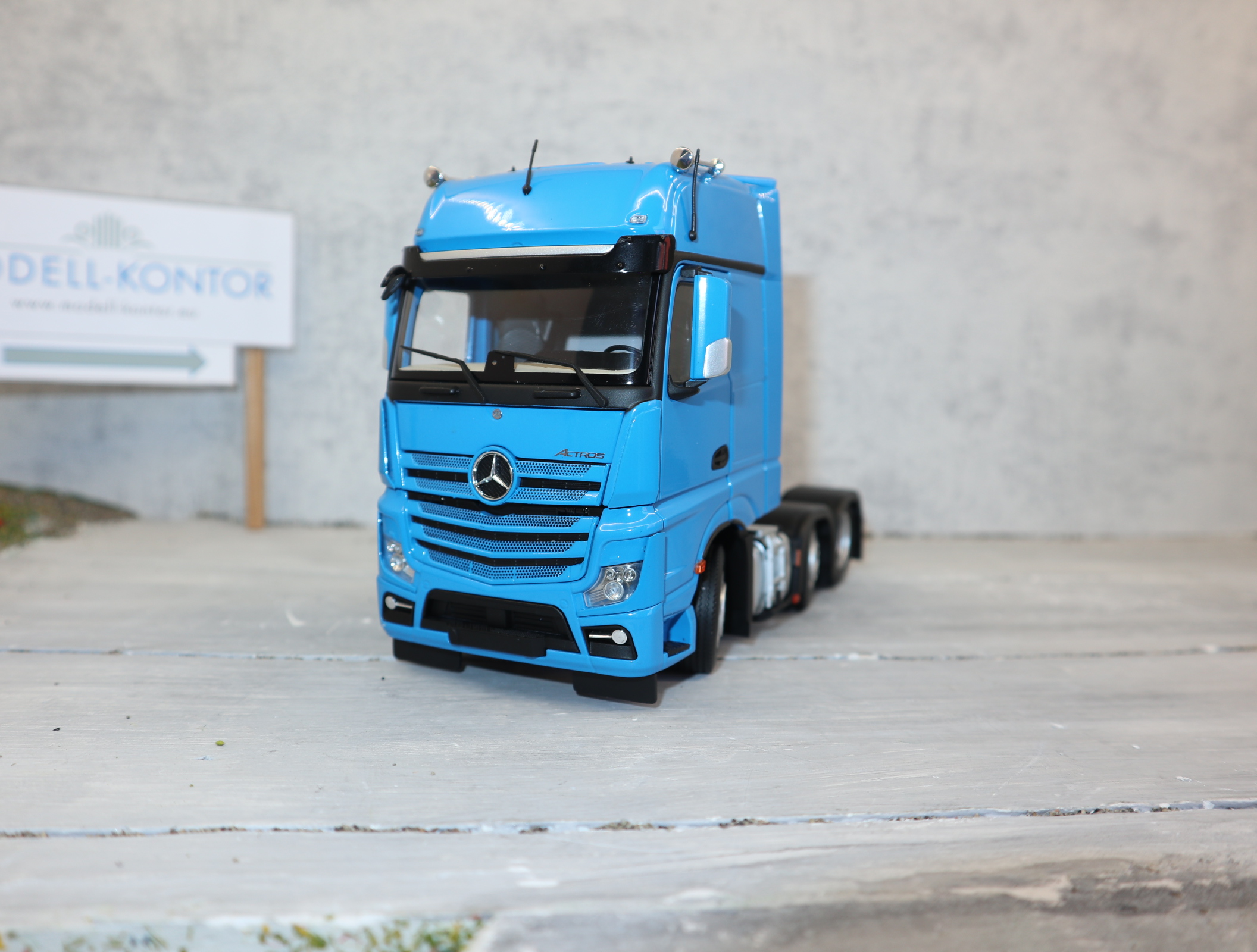 MarGe Models 1912-06 in 1:32, MB Actros 6x2 Sattelzugmaschine in BLAU, NEU in OVP