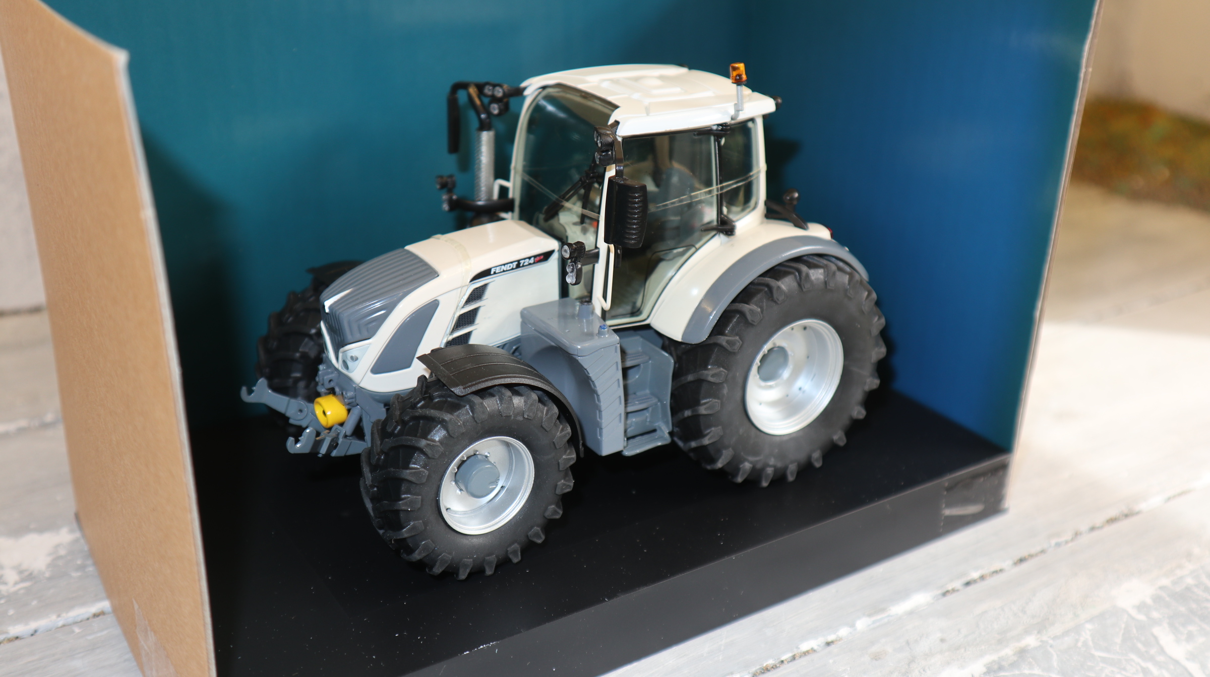 Schuco in 1:32, Fendt 724 Vario cremeweis, Sondermodell Fendt X99-Nr. , NEU in OVP