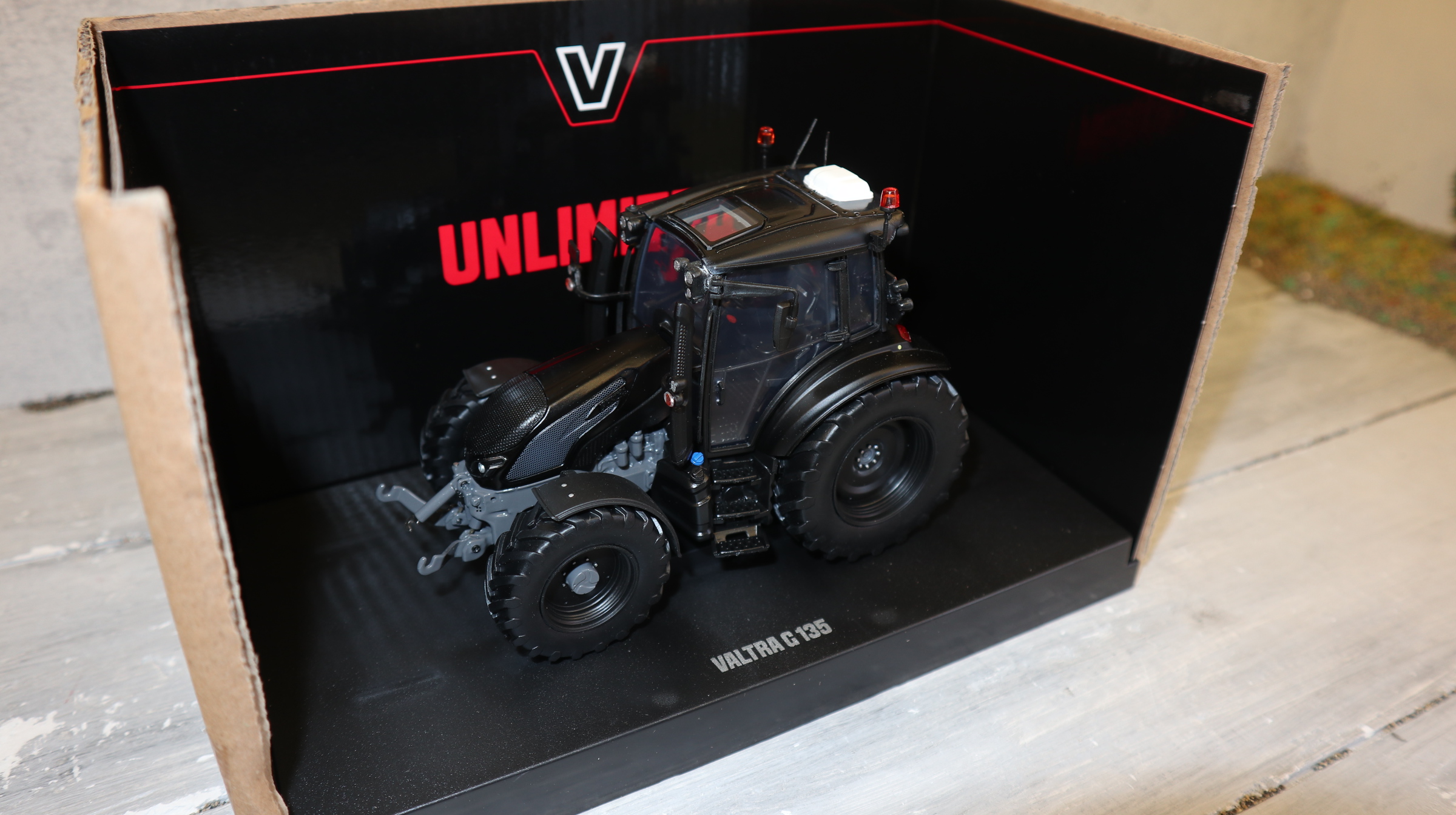Universal Hobbies UH 6440 in 1:32, Valtra G135 schwarz-matt,  NEU in OVP