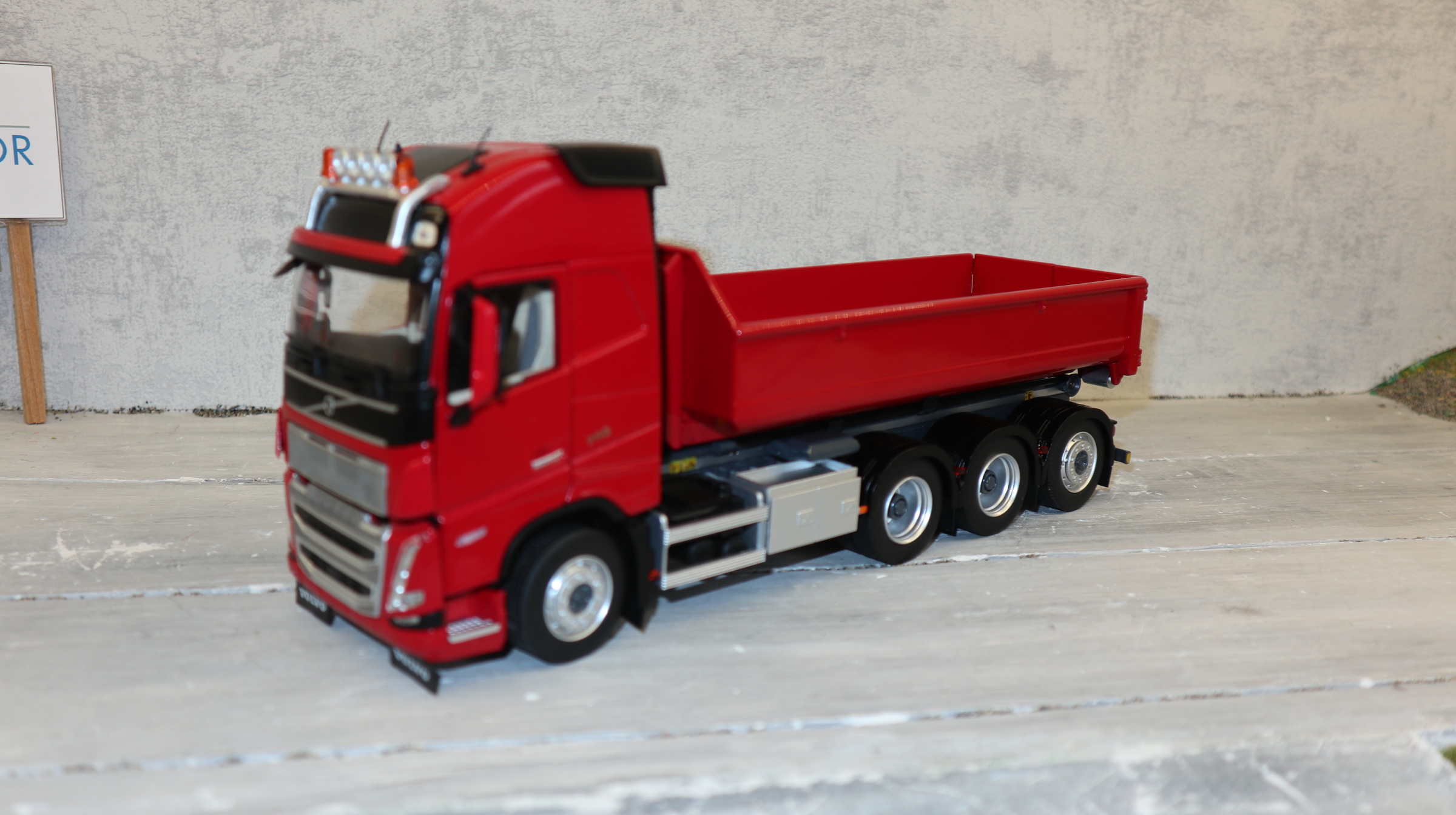 MarGe 2235-03 + 2236-03 in 1:32, Volvo FH 5 ROT als Abroller MIT Container , NEU in OVP